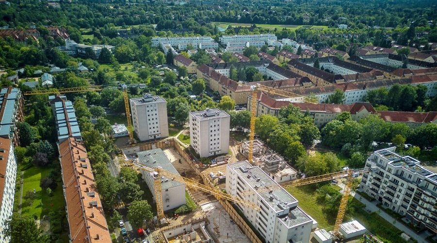 Luftaufnahme eines nachhaltigen Wohnbauprojekts von Brüninghoff in Berlin – Neubau mehrerer Mehrfamilienhäuser für Becker & Kries mit Holz-Hybrid-Bauweise
